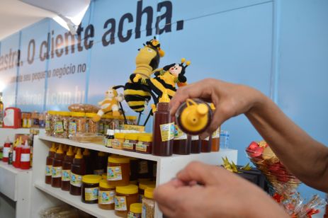 Brasília - Sebrae promove a campanha: Compre do Pequeno Negócio, durante o Mercado do Produtor Rural (José Cruz/Agência Brasil)